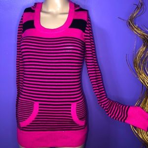 Hooded sweater top black & pink with front pocket